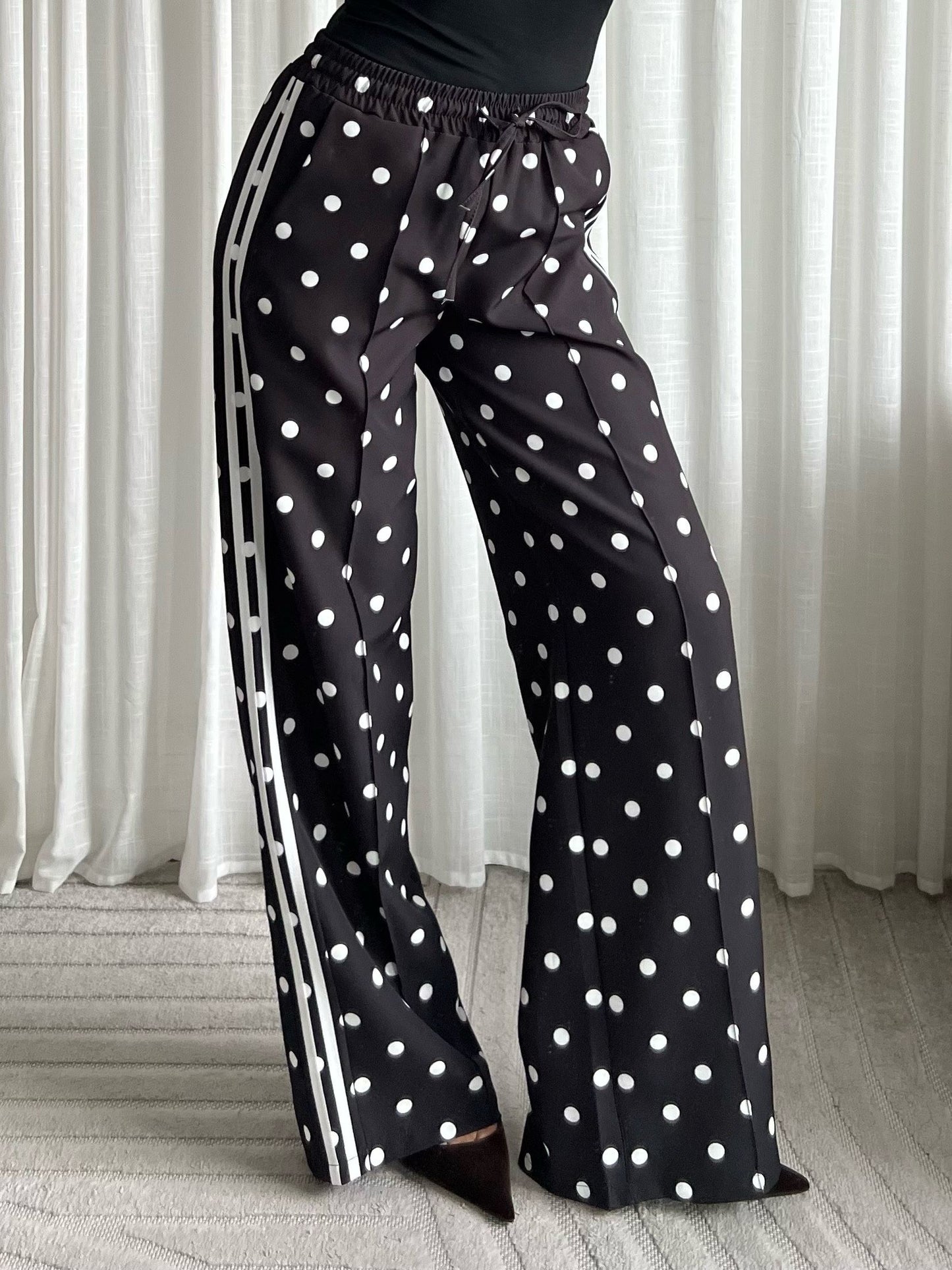 Black polkadot broek