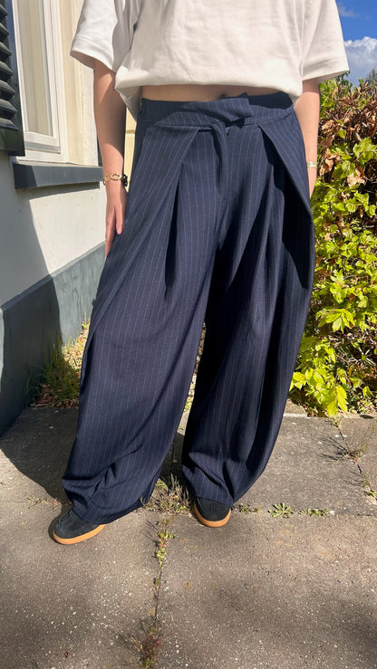 Navy pintstripe pleated pantalon